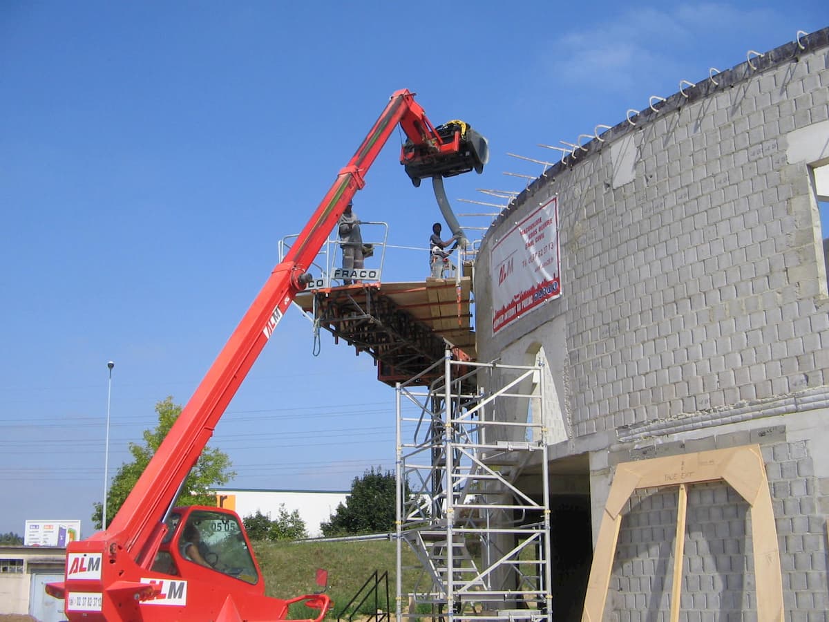 Elévation des murs en parpaing pour la construction du Zinc restaurant à Chartres