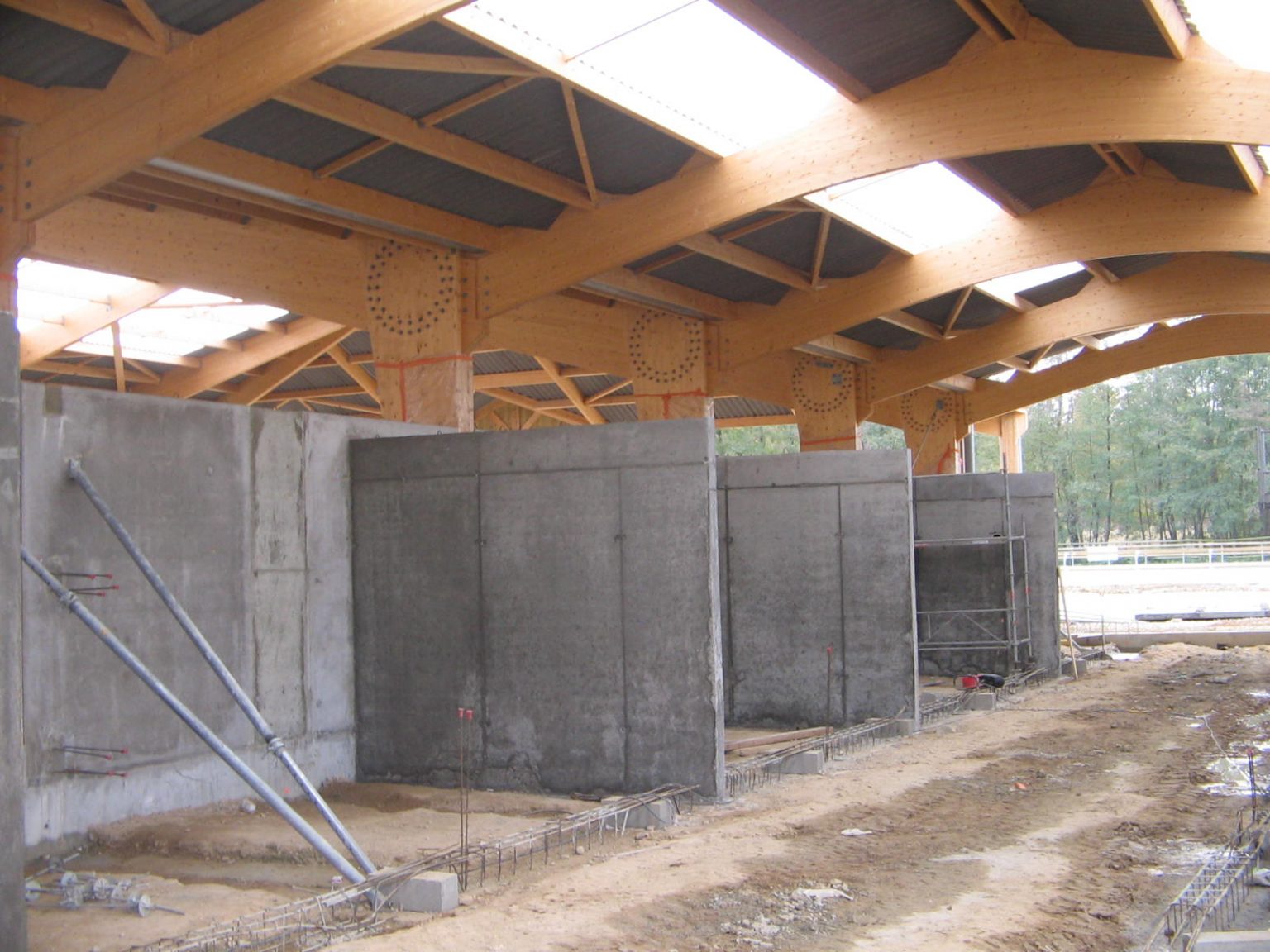 Construction de box chevaux en voiles béton attenants à un manège chevaux