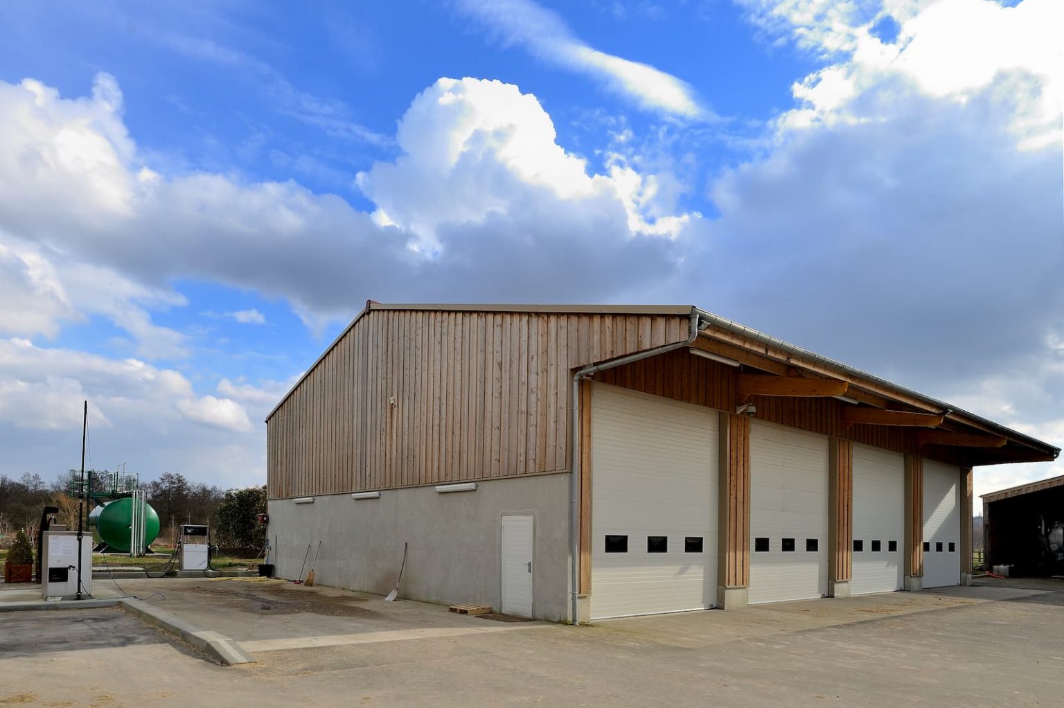 Construction d'un bâtiment de stockage et hangar pour le stockage d'engins agricoles