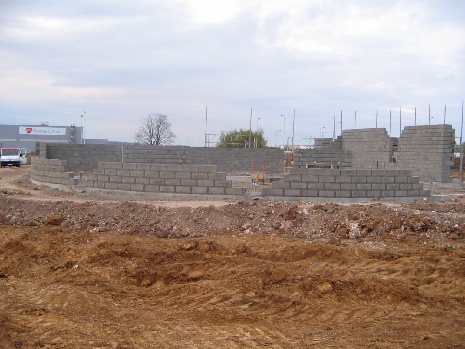 Elevation en parpaing pour bâtir la structure arrondie du restaurant Courtepaille