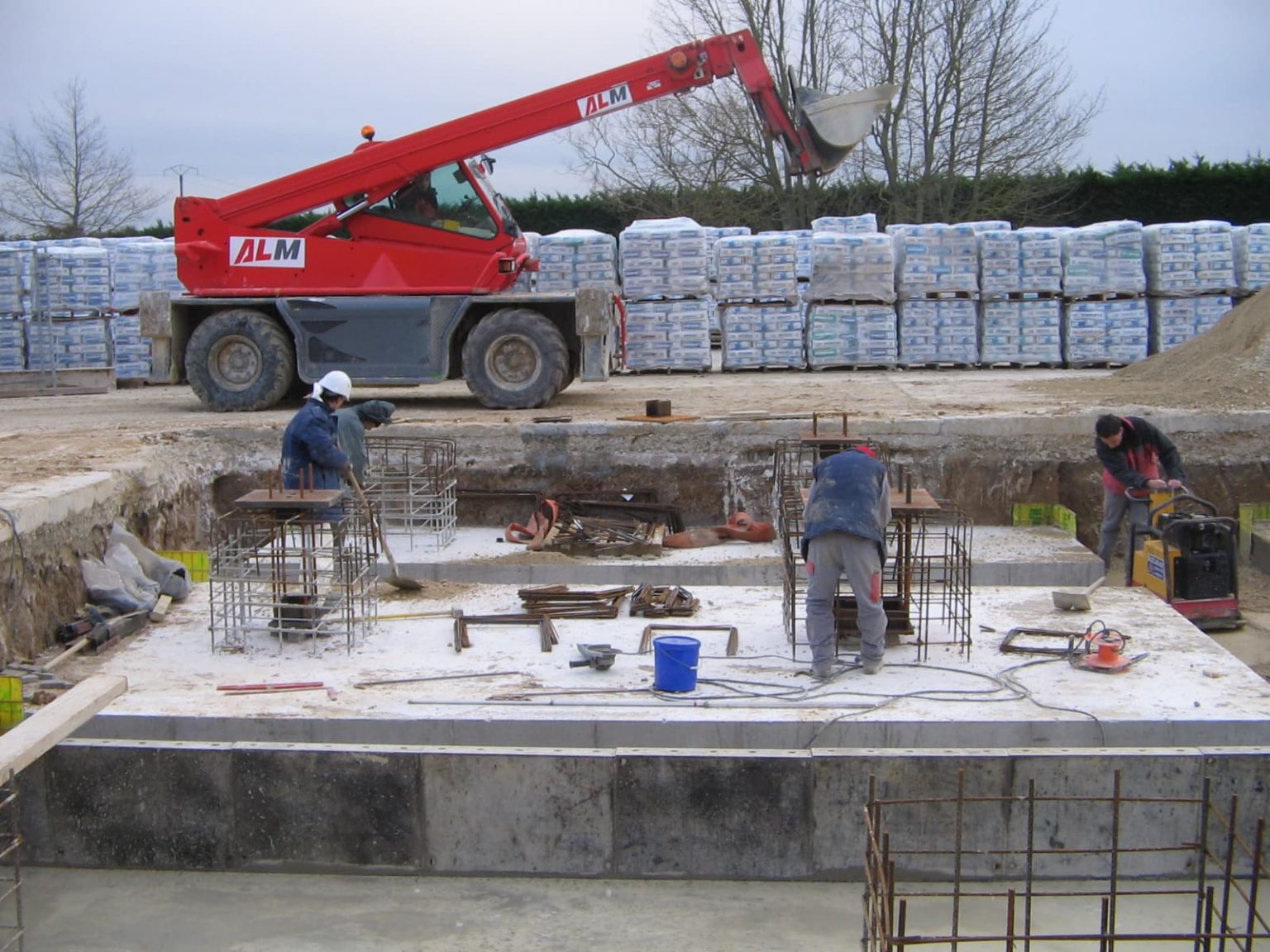 Gros béton coulé en place pour les fondations d'une machine