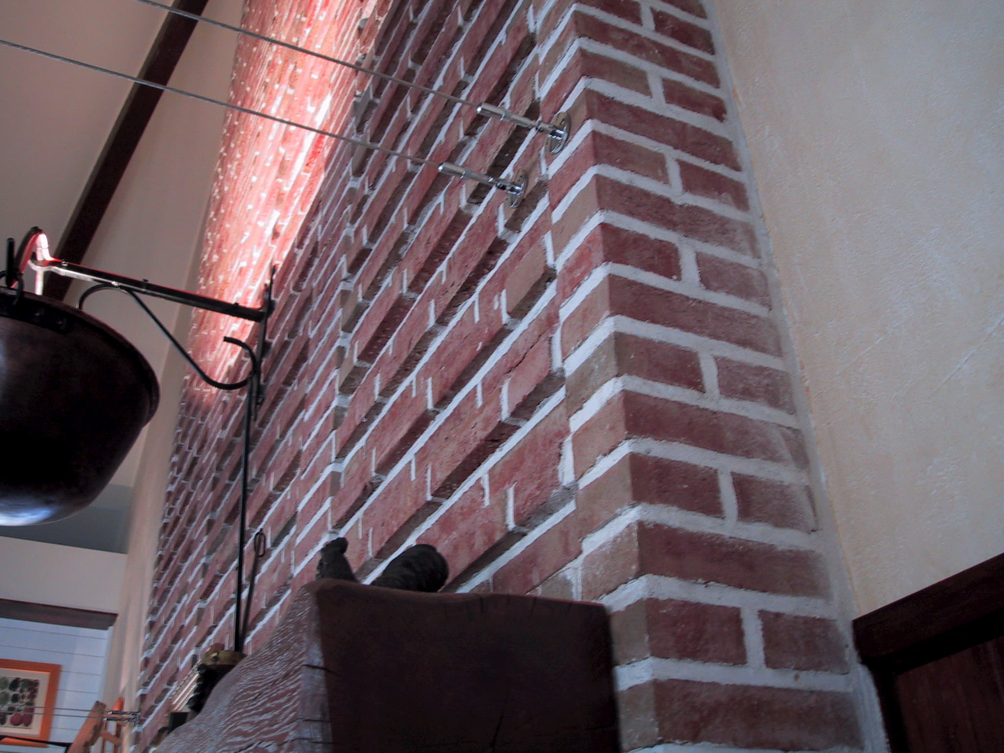 Habillage de cheminée en briques de parement ; typique des restaurants Courtepaille