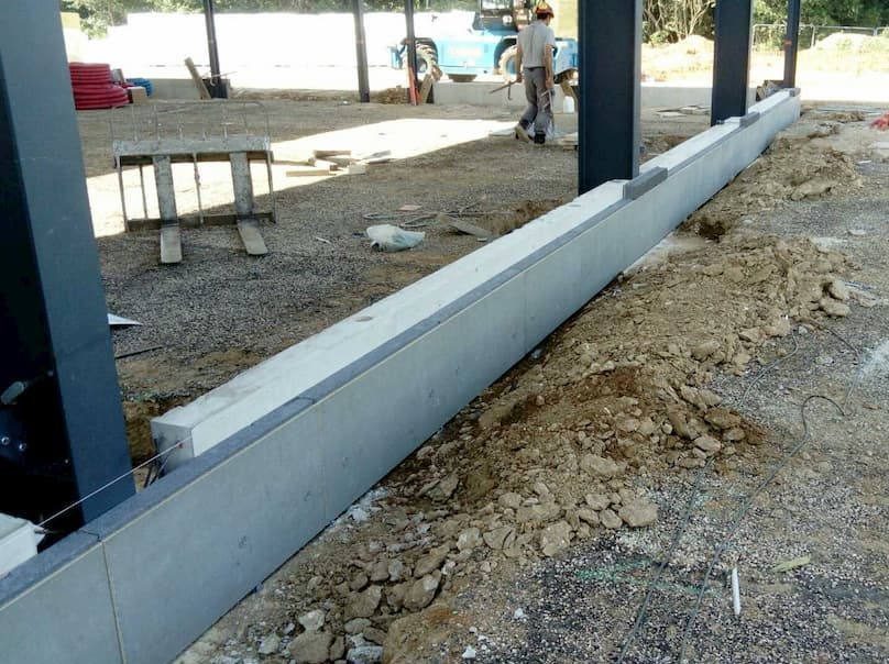 Massif de fondation en béton armé et longrine béton préfabriquée