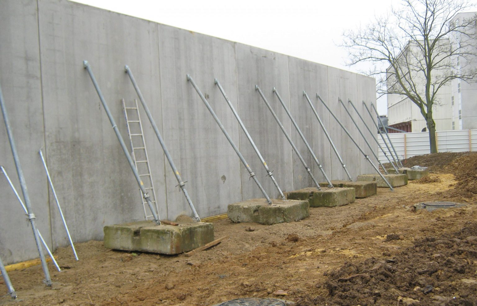 Prémurs en béton armé préfabriqués par la société ACFA pour la construction d'un gymnase